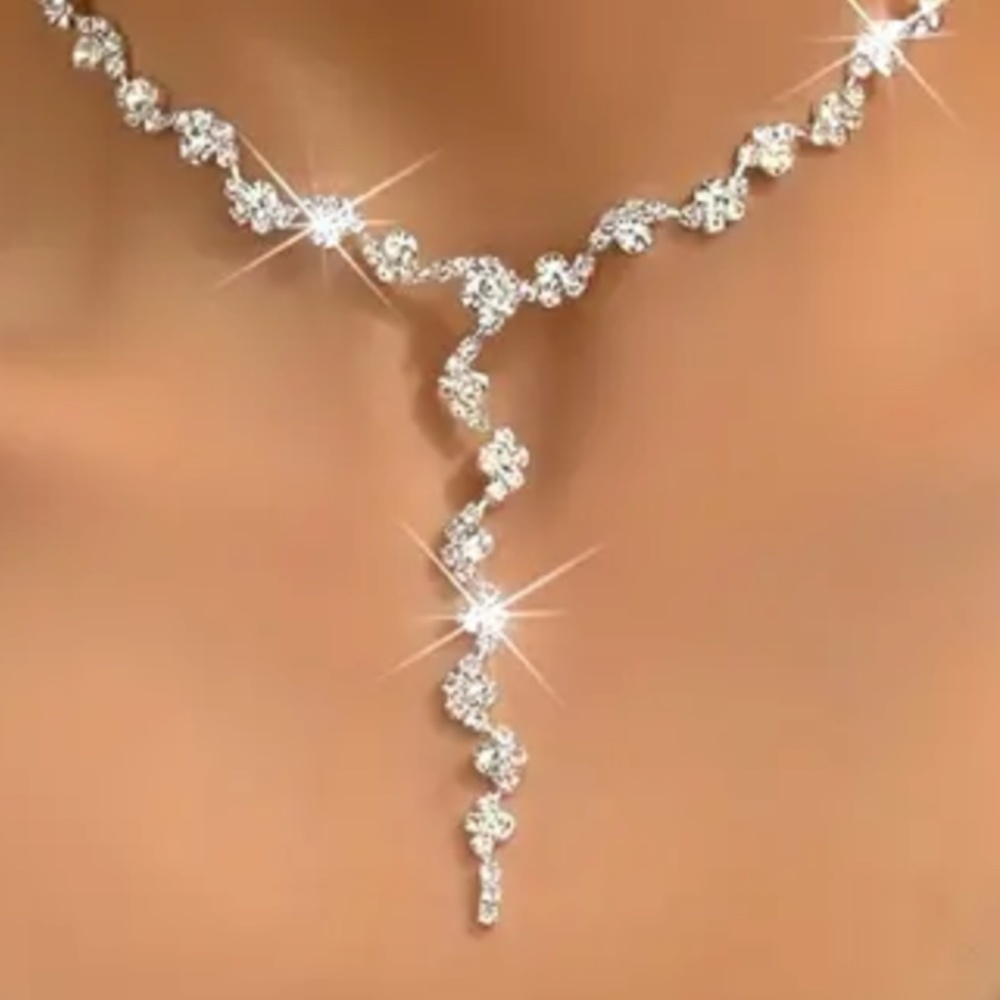 This set includes a necklace, earrings, and bracelet - Silver Plating & Zircons - Picture 3 of 8